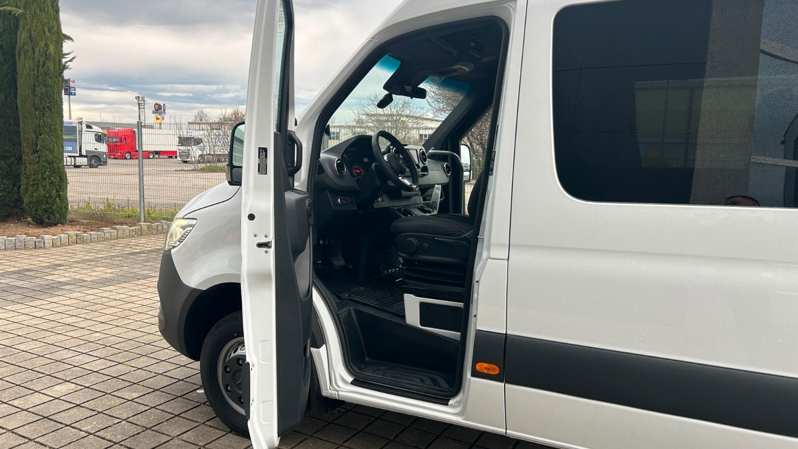 Fahrzeugabbildung Mercedes-Benz Sprinter MULTI 517 GSR2 LED AHK 13 kW Klima 20+1