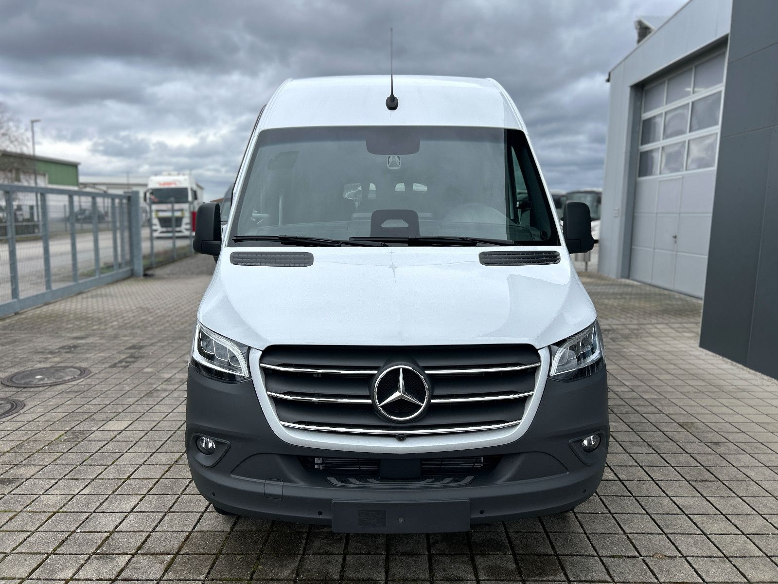 Fahrzeugabbildung Mercedes-Benz Sprinter MULTI 517 GSR2 LED AHK 13 kW Klima 20+1