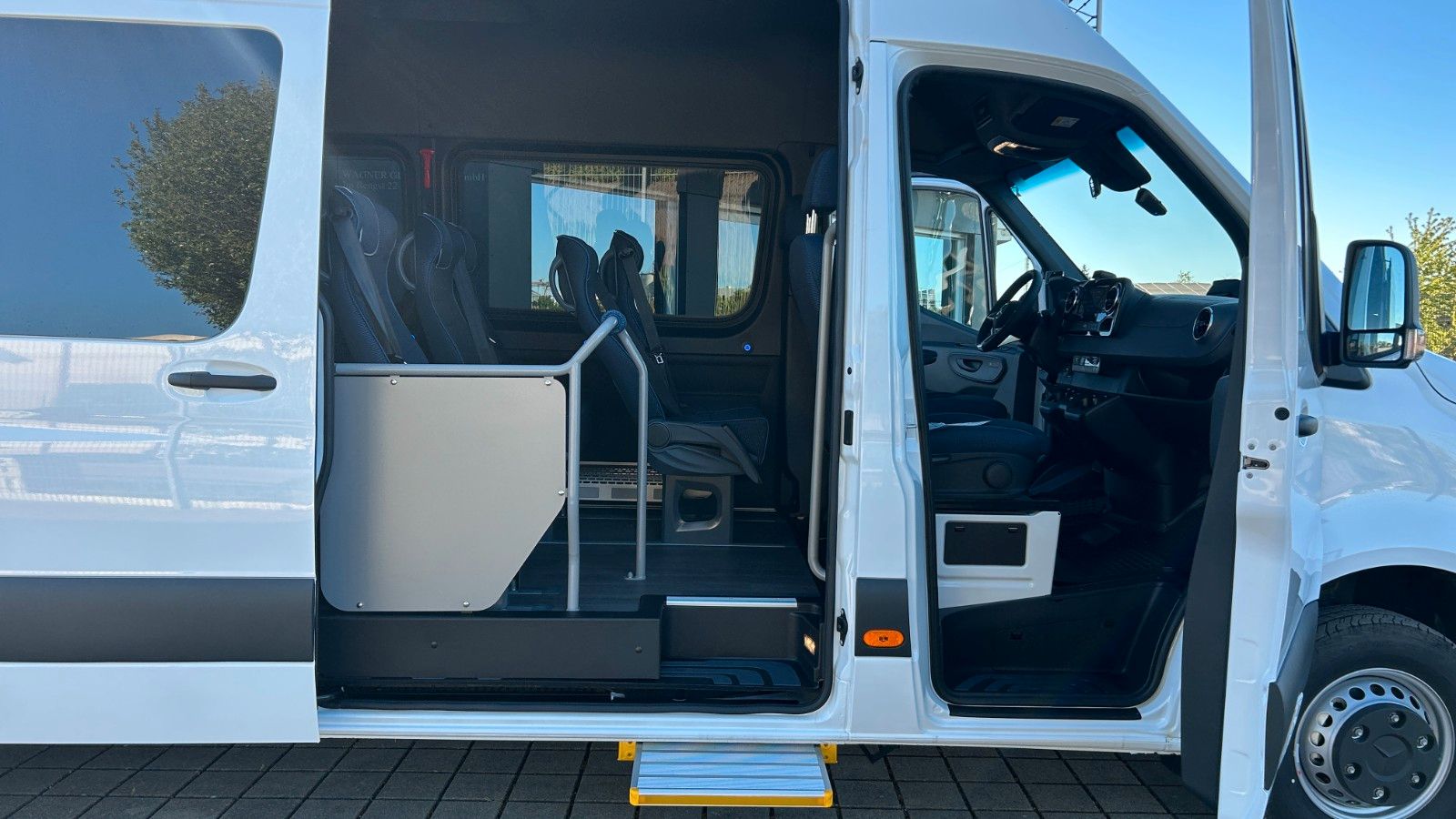 Fahrzeugabbildung Mercedes-Benz Sprinter ECO 517 GSR2 LED 13 kW Klima 21+1+1