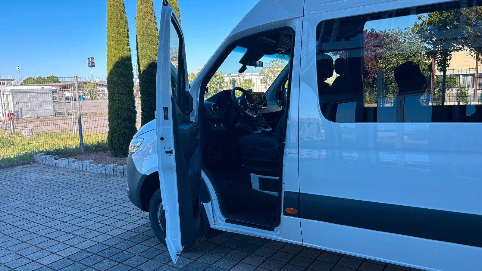 Fahrzeugabbildung Mercedes-Benz Sprinter ECO 517 GSR2 LED 13 kW Klima 21+1+1